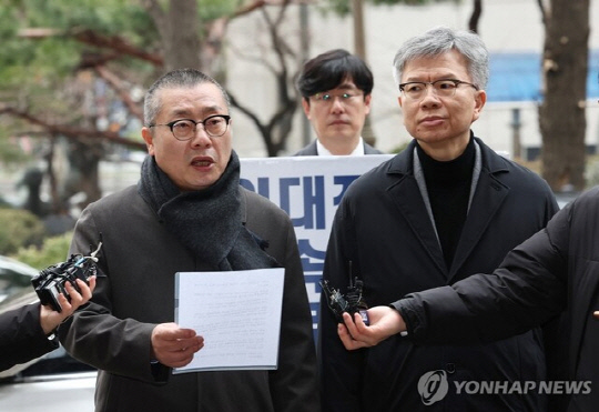 대한의사협회 김택우(오른쪽) 비상대책위원장과 박명하(왼쪽) 조직강화위원장. [연합뉴스]